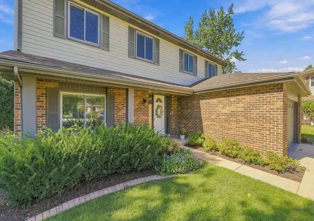 Photo 2 of Single family home for sale at 7 Pheasant Ct, Woodridge, IL 60517 | MLS# 12774831 | Listing updated on 2026-10-08