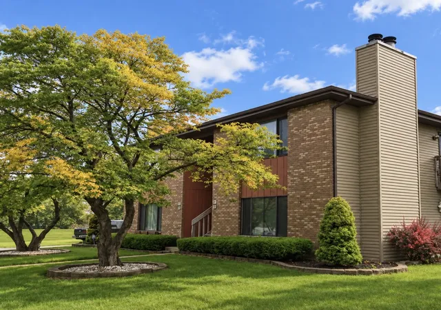 Listing Photo 1 - Condo for sale in building located at 993 Kane St, South Elgin, IL 60177 - Unit #993