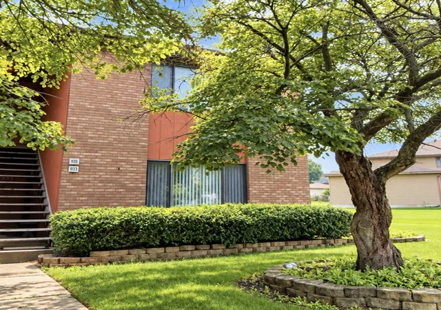 Listing Photo 2 - Condo for sale in building located at 993 Kane St, South Elgin, IL 60177 - Unit #993
