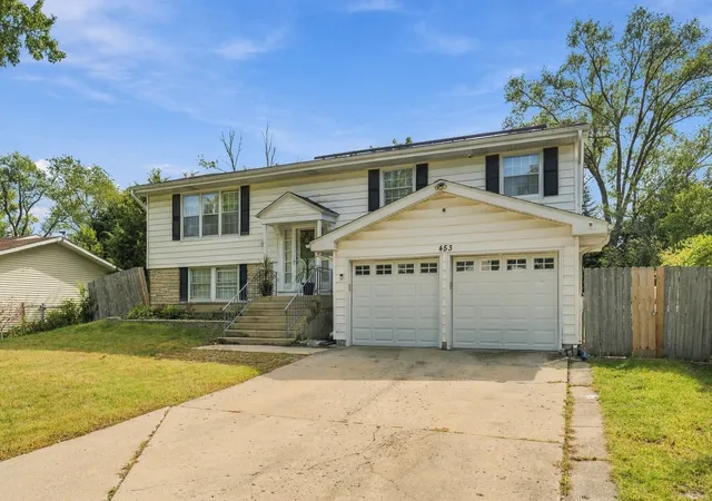 Photo 2 of Single family home for sale at 453 Cumberland Ln, Bolingbrook, IL 60440 | MLS# 12774865 | Listing updated on 2026-10-06