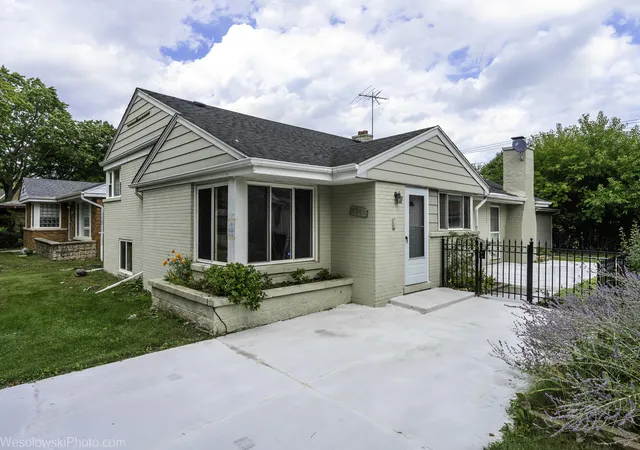 Photo 1 of Single family home for sale at 7261 N E Prairie Rd, Lincolnwood, IL 60712 | MLS# 12774876 | Listing updated on 2026-10-07