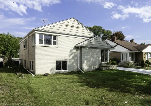 Photo 3 of Single family home for sale at 7261 N E Prairie Rd, Lincolnwood, IL 60712 | MLS# 12774876 | Listing updated on 2026-10-07