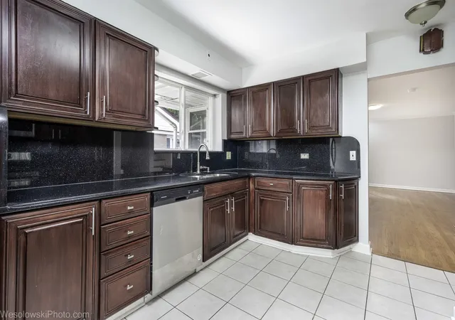 Photo 3 of Single family home for sale at 7261 N E Prairie Rd, Lincolnwood, IL 60712 | MLS# 12774876 | Listing updated on 2026-10-07