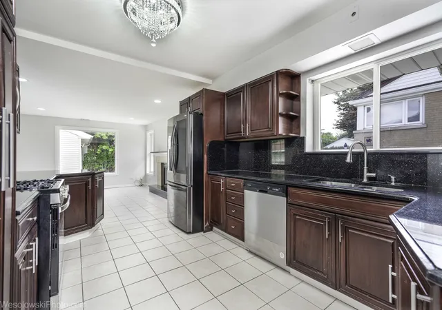 Photo 4 of Single family home for sale at 7261 N E Prairie Rd, Lincolnwood, IL 60712 | MLS# 12774876 | Listing updated on 2026-10-07