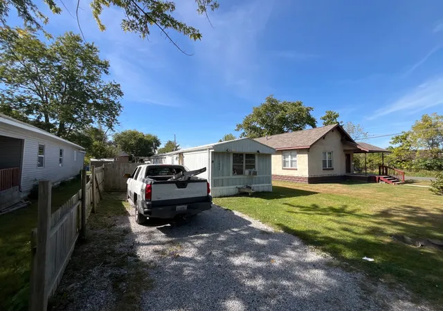 Photo 3 of Single family home for sale at 1004 Case St, Centralia, IL 62801 | MLS# 12774909 | Listing updated on 2026-10-07