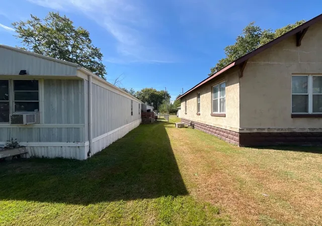 Photo 4 of Single family home for sale at 1004 Case St, Centralia, IL 62801 | MLS# 12774909 | Listing updated on 2026-10-07