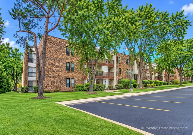 Photo 3 of Condo for sale at 2212 Country Clb Dr #4, Woodridge, IL 60517 | MLS# 12774935 | Listing updated on 2026-10-06