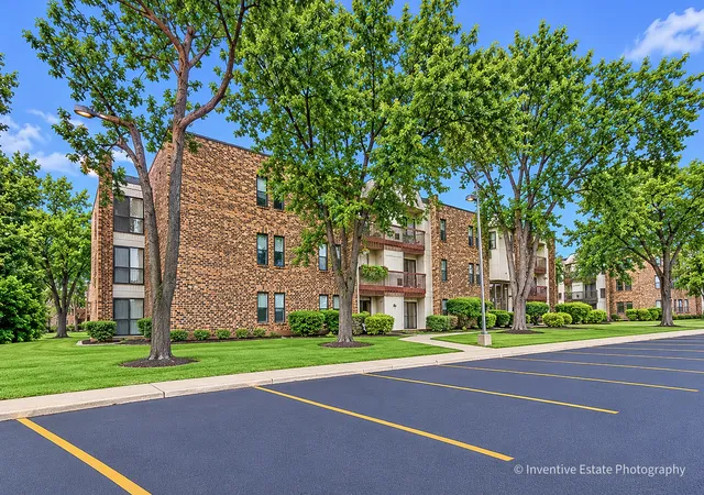 Photo 4 of Condo for sale at 2212 Country Clb Dr #4, Woodridge, IL 60517 | MLS# 12774935 | Listing updated on 2026-10-06