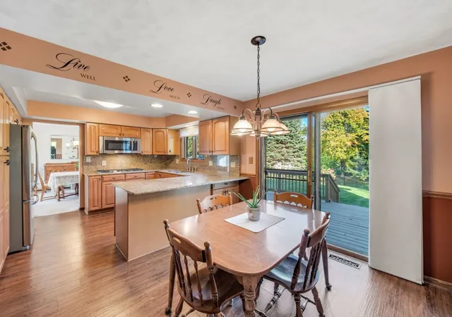 Photo 4 of Single family home for sale at 1011 Iroquois Dr, Elgin, IL 60123 | MLS# 12774944 | Listing updated on 2026-10-28