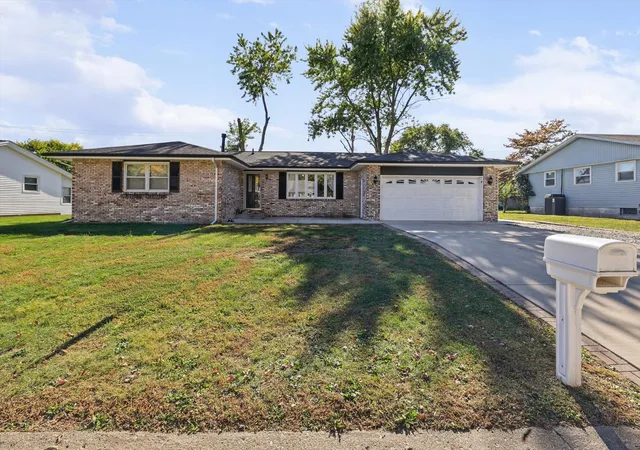Photo 1 of Single family home for sale at 6 Hillcrest Dr, Tuscola, IL 61953 | MLS# 12774956 | Listing updated on 2026-10-22