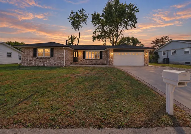 Photo 2 of Single family home for sale at 6 Hillcrest Dr, Tuscola, IL 61953 | MLS# 12774956 | Listing updated on 2026-10-22
