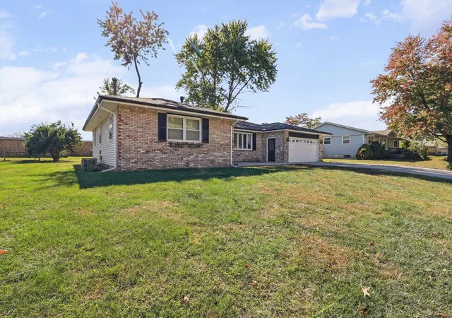 Photo 3 of Single family home for sale at 6 Hillcrest Dr, Tuscola, IL 61953 | MLS# 12774956 | Listing updated on 2026-10-22