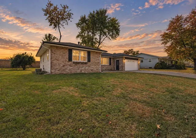 Photo 3 of Single family home for sale at 6 Hillcrest Dr, Tuscola, IL 61953 | MLS# 12774956 | Listing updated on 2026-10-22