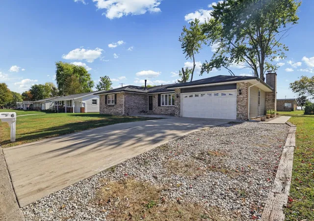 Photo 4 of Single family home for sale at 6 Hillcrest Dr, Tuscola, IL 61953 | MLS# 12774956 | Listing updated on 2026-10-22