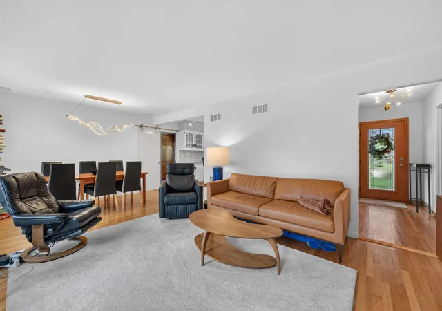 Photo 4 of Single family home for sale at 220 E Hillside Rd, Naperville, IL 60540 | MLS# 12774972 | Listing updated on 2026-10-07