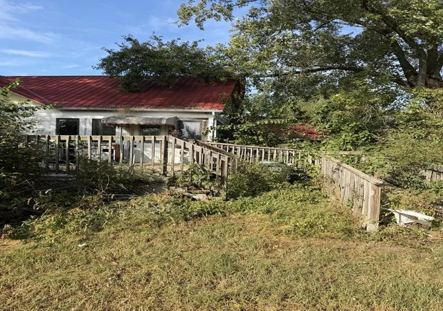 Photo 3 of Single family home for sale at 8141 E Tamaroa Rd, Tamaroa, IL 62888 | MLS# 12775030 | Listing updated on 2026-10-02