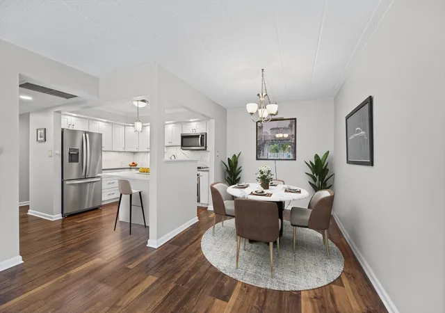 Photo 4 of Condo for sale at 110 W Butterfield Rd #310S, Elmhurst, IL 60126 | MLS# 12775043 | Listing updated on 2026-10-21