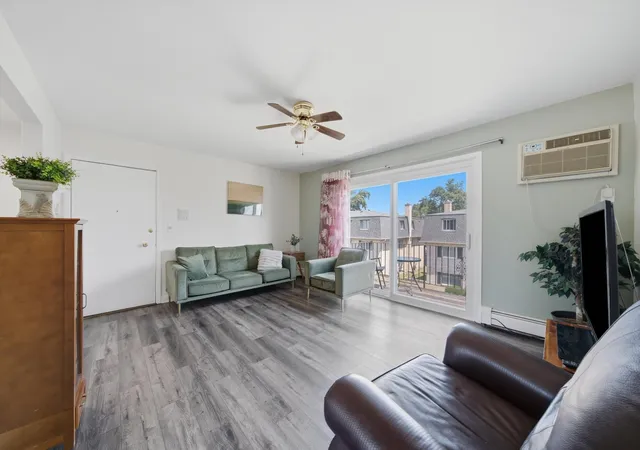 Listing Photo 4 - Condo for sale in building located at 1311 N Baldwin Ct, Palatine, IL 60074 - Unit #3A