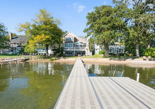 Photo 2 of Single family home for sale at 937 N Shore Dr, Crystal Lake, IL 60014 | MLS# 12775121 | Listing updated on 2026-10-08