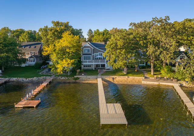 Photo 4 of Single family home for sale at 937 N Shore Dr, Crystal Lake, IL 60014 | MLS# 12775121 | Listing updated on 2026-10-08