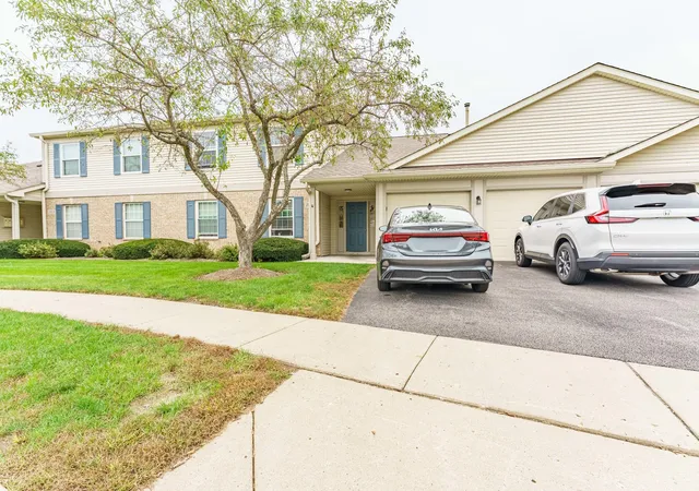 Listing Photo 1 - Condo for sale in building located at 1011 Sommerset Ct, Elgin, IL 60120 - Unit #C