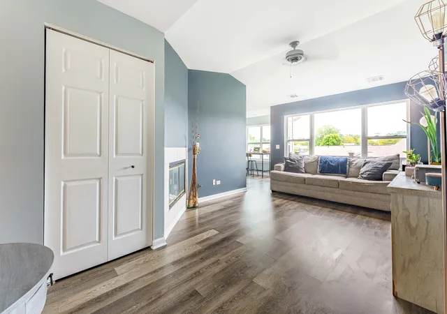 Listing Photo 2 - Condo for sale in building located at 1011 Sommerset Ct, Elgin, IL 60120 - Unit #C