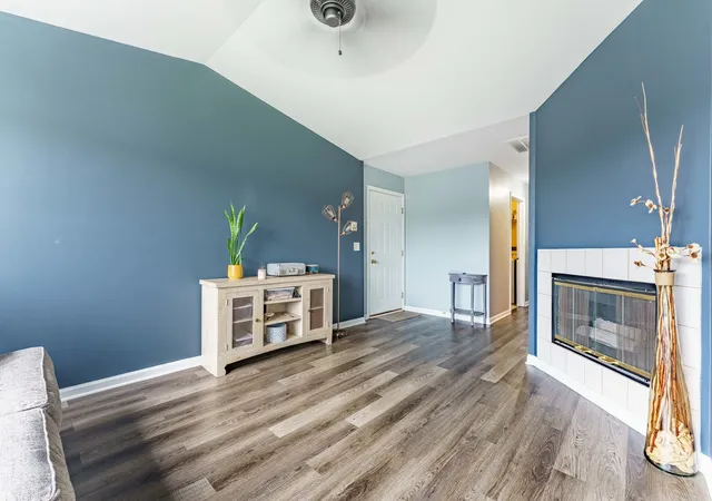 Listing Photo 3 - Condo for sale in building located at 1011 Sommerset Ct, Elgin, IL 60120 - Unit #C