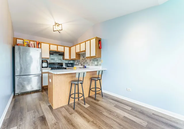 Listing Photo 4 - Condo for sale in building located at 1011 Sommerset Ct, Elgin, IL 60120 - Unit #C