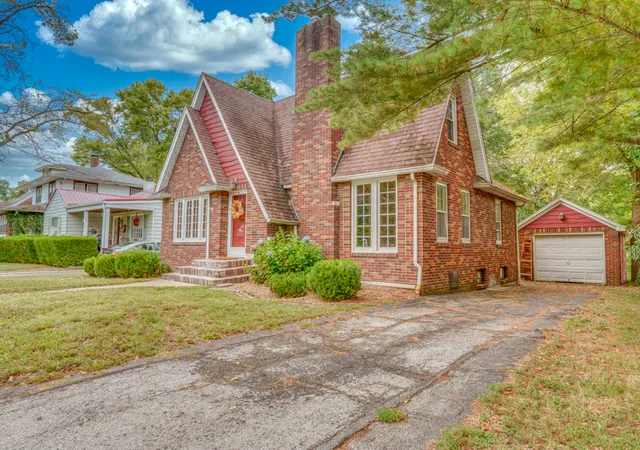 Photo 2 of Single family home for sale at 702 N 12th Street, Mount Vernon, IL 62864 | MLS# 12775206 | Listing updated on 2026-10-03