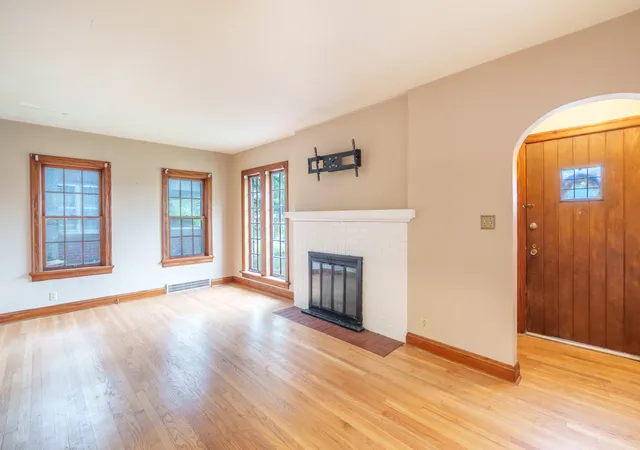 Photo 3 of Single family home for sale at 702 N 12th Street, Mount Vernon, IL 62864 | MLS# 12775206 | Listing updated on 2026-10-03