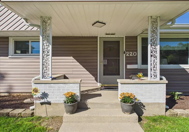 Photo 3 of Single family home for sale at 220 Fairview Blvd, Rockford, IL 61107 | MLS# 12775228 | Listing updated on 2026-10-02