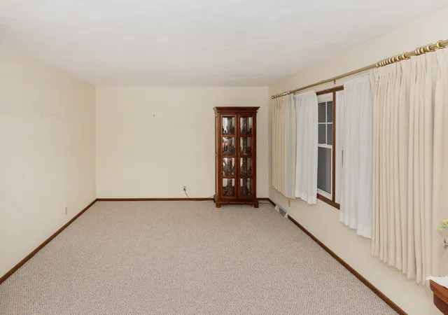 Photo 4 of Single family home for sale at 727 Blackbird Ct, Geneseo, IL 61254 | MLS# 12775230 | Listing updated on 2026-10-06
