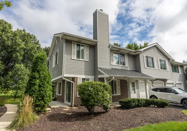 Listing Photo 2 - Condo for sale in building located at 7615 Bristol Ct, Woodridge, IL 60517 - Unit #B