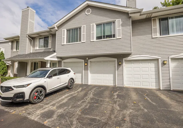 Listing Photo 3 - Condo for sale in building located at 7615 Bristol Ct, Woodridge, IL 60517 - Unit #B