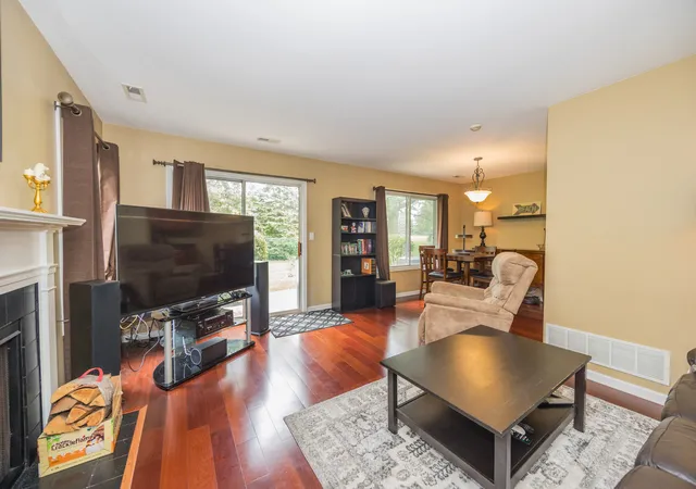 Listing Photo 4 - Condo for sale in building located at 7615 Bristol Ct, Woodridge, IL 60517 - Unit #B