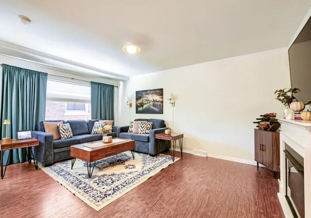 Photo 3 of Townhouse for sale at 1410 W Sherwin Ave #B, Chicago, IL 60626 | MLS# 12775313 | Listing updated on 2026-10-08