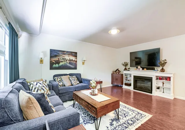 Photo 4 of Townhouse for sale at 1410 W Sherwin Ave #B, Chicago, IL 60626 | MLS# 12775313 | Listing updated on 2026-10-08