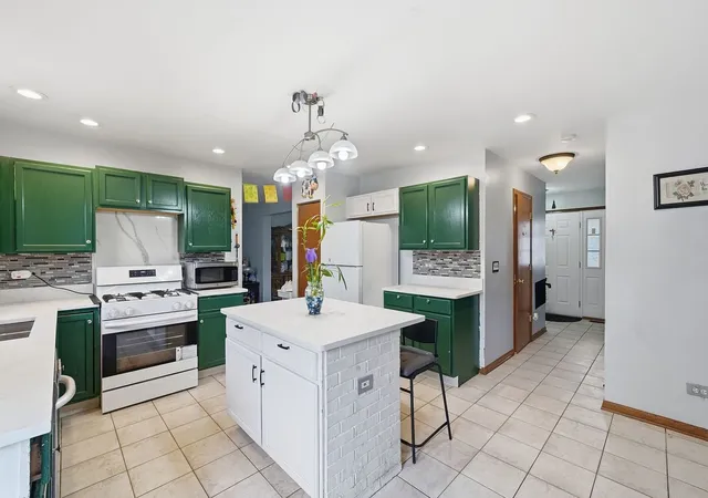 Photo 2 of Single family home for sale at 1565 Baytree Dr, Romeoville, IL 60446 | MLS# 12775328 | Listing updated on 2026-10-02