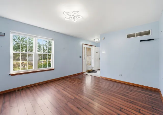 Photo 3 of Single family home for sale at 1565 Baytree Dr, Romeoville, IL 60446 | MLS# 12775328 | Listing updated on 2026-10-02