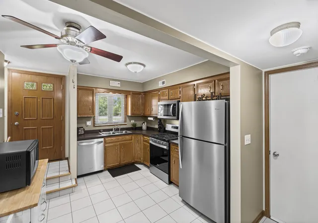 Photo 4 of Townhouse for sale at 237 N Walnut St #L, Bensenville, IL 60106 | MLS# 12775341 | Listing updated on 2026-10-08