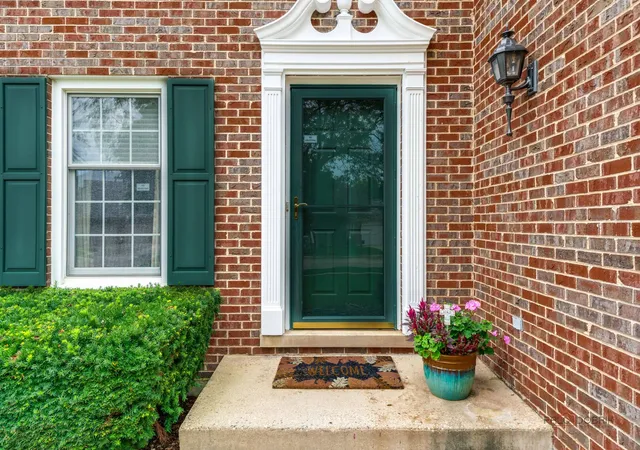 Photo 1 of Single family home for sale at 1517 Old Barn Cir, Libertyville, IL 60048 | MLS# 12775348 | Listing updated on 2026-10-28