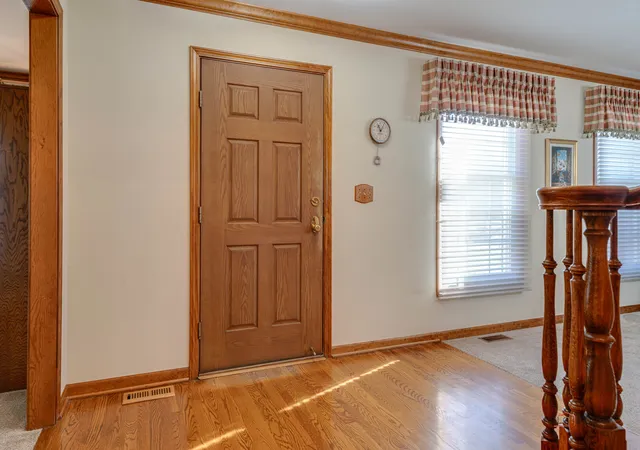 Photo 2 of Single family home for sale at 1517 Old Barn Cir, Libertyville, IL 60048 | MLS# 12775348 | Listing updated on 2026-10-28