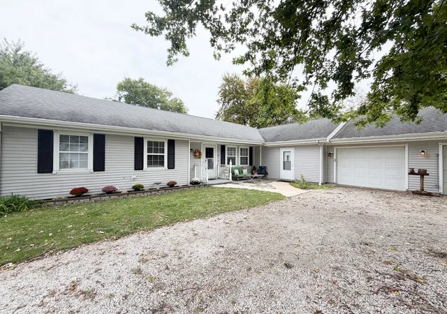 Photo 1 of Single family home for sale at 620 Walnut St, Humboldt, IL 61931 | MLS# 12775374 | Listing updated on 2026-10-29