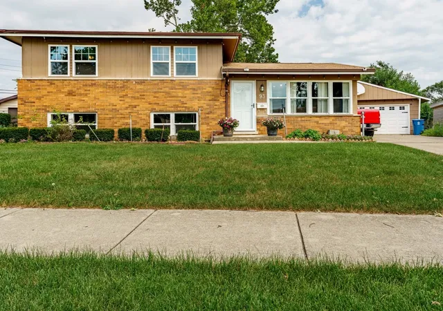Photo 1 of Single family home for sale at 93 E Craig Dr, Chicago Heights, IL 60411 | MLS# 12775412 | Listing updated on 2026-10-07