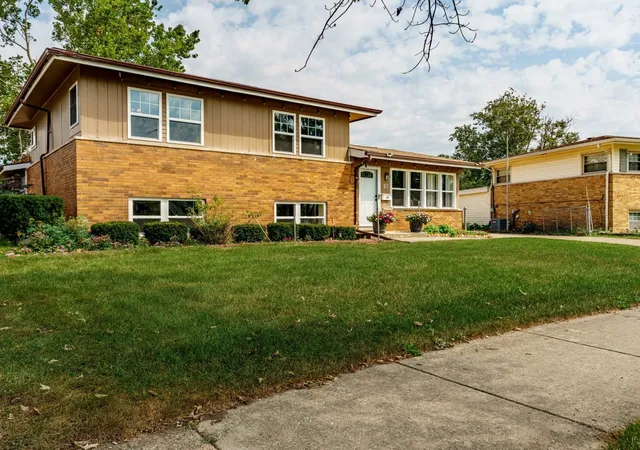 Photo 2 of Single family home for sale at 93 E Craig Dr, Chicago Heights, IL 60411 | MLS# 12775412 | Listing updated on 2026-10-07