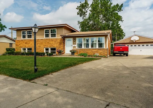 Photo 3 of Single family home for sale at 93 E Craig Dr, Chicago Heights, IL 60411 | MLS# 12775412 | Listing updated on 2026-10-07