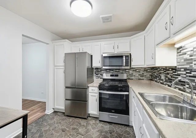 Listing Photo 5 - Condo for sale in building located at 9S110 Lake Dr, Willowbrook, IL 60527 - Unit #104