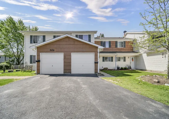 Photo 2 of Townhouse for sale at 526 Alton Ct, Carol Stream, IL 60188 | MLS# 12775421 | Listing updated on 2026-10-02