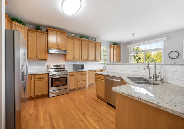 Photo 2 of Single family home for sale at 909 Clover Ridge Ln, Itasca, IL 60143 | MLS# 12775442 | Listing updated on 2026-10-21