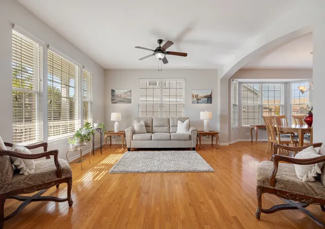 Photo 4 of Single family home for sale at 909 Clover Ridge Ln, Itasca, IL 60143 | MLS# 12775442 | Listing updated on 2026-10-21